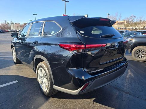 Used 2023 Toyota Highlander LE FWD image 5