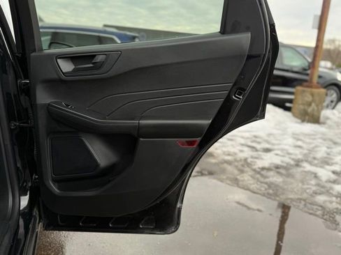 Used 2022 Ford Escape SE w/ SE Sport Appearance Package image 19