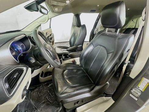 Used 2022 Chrysler Pacifica Touring-L FWD image 16