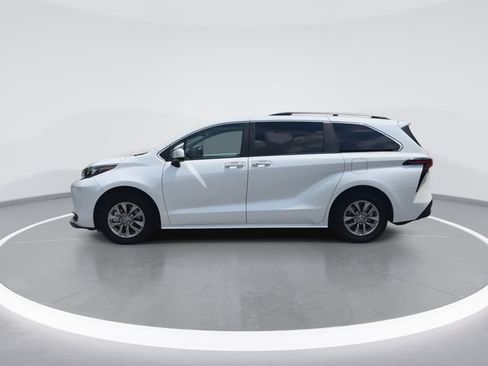Used 2026 Toyota Sienna XLE FWD image 5
