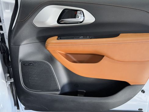 New 2026 Chrysler Pacifica Pinnacle FWD image 37