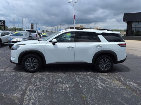 Used 2024 Nissan Pathfinder SV FWD image 4