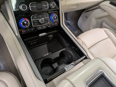 Used 2022 GMC Yukon XL Denali w/ Denali Premium Package image 13