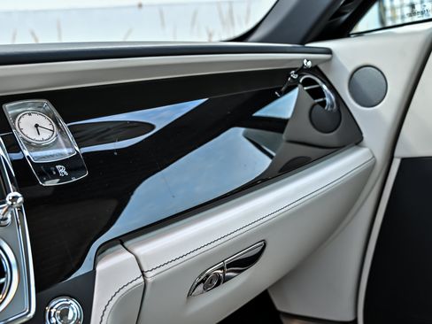 Used 2020 Rolls-Royce Dawn RWD image 41