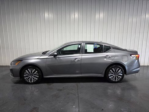 Used 2023 Nissan Altima 2.5 SV w/ SV Premium Package AWD/4WD image 4