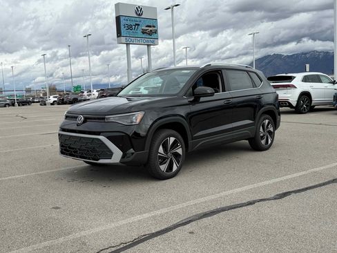 New 2026 Volkswagen Taos SE image 1