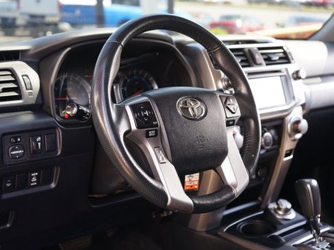 Used 2018 Toyota 4Runner SR5 AWD/4WD image 11