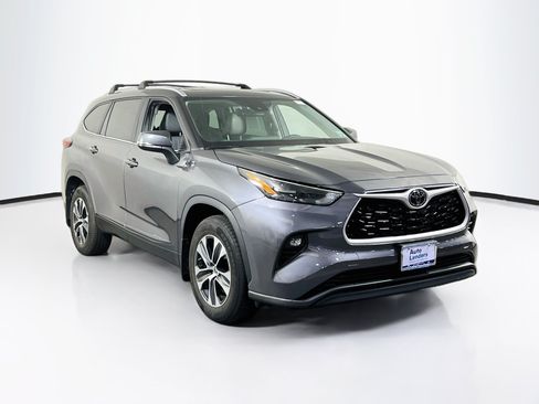 Used 2023 Toyota Highlander XLE AWD/4WD image 3