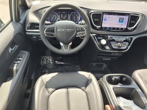 New 2026 Chrysler Voyager LX image 7