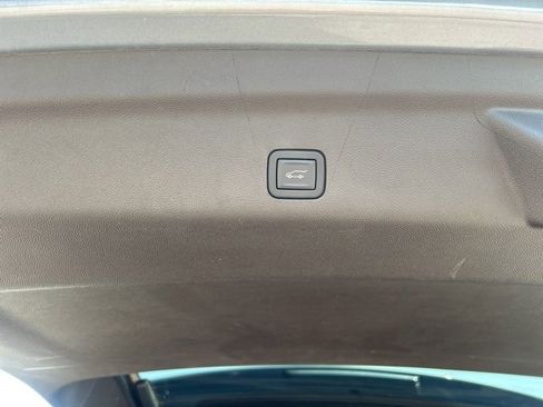 Used 2023 Chevrolet Suburban Z71 w/ Luxury Package image 31