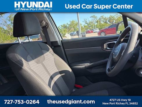 Used 2023 Kia Sorento LX image 7