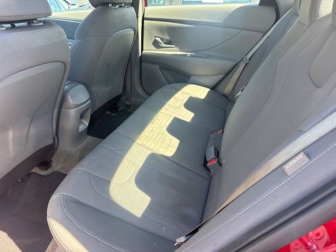 Certified 2025 Hyundai Elantra SE image 8