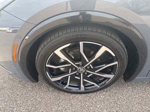 Used 2025 Toyota Prius Plug-In Hybrid image 11