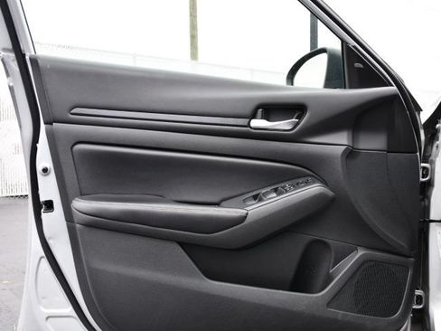 Used 2024 Nissan Altima 2.5 SV FWD image 10