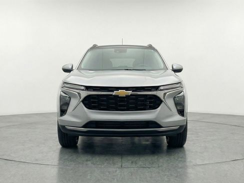 Used 2025 Chevrolet Trax LT FWD image 2