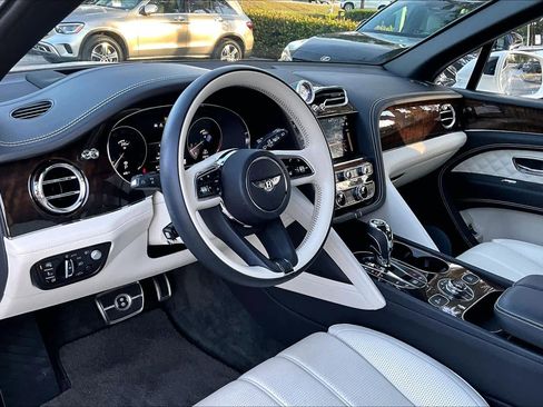 Used 2021 Bentley Bentayga image 16