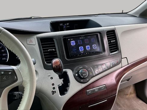 Used 2013 Toyota Sienna XLE FWD image 6