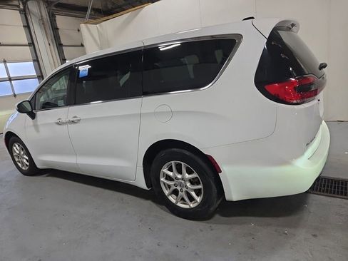 Used 2023 Chrysler Pacifica Touring-L image 3