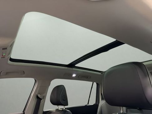 Used 2022 Volkswagen Tiguan SE w/ Panoramic Sunroof Package image 25