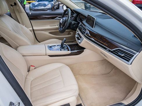 Used 2019 BMW 740i RWD image 18