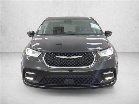 Used 2023 Chrysler Pacifica Touring-L FWD image 2