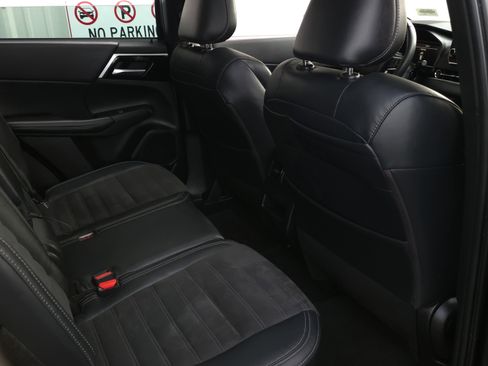 Used 2023 Mitsubishi Outlander SE image 29