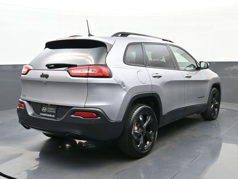 Used 2018 Jeep Cherokee Latitude w/ Altitude Package FWD image 3