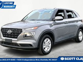 Used 2021 Hyundai Venue SE video 3