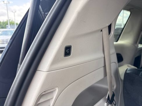 Used 2023 Chrysler Pacifica Touring-L FWD image 13