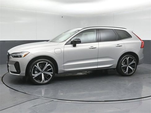 Used 2022 Volvo XC60 T8 R-Design w/ Advanced Package image 4