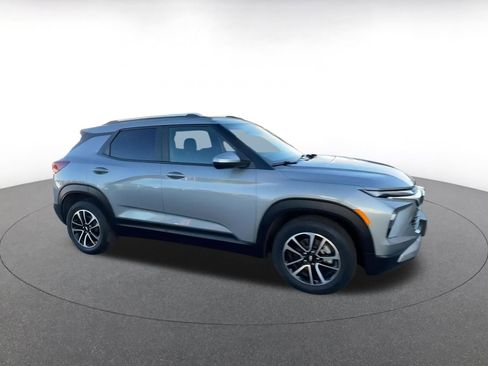 Used 2025 Chevrolet TrailBlazer LT image 2