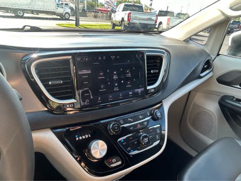 Used 2023 Chrysler Pacifica Touring-L FWD image 39