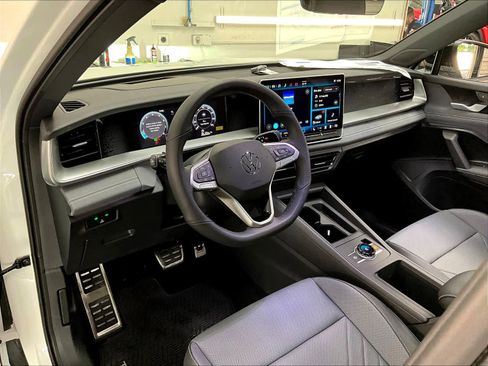 New 2026 Volkswagen Tiguan SE R-Line image 8