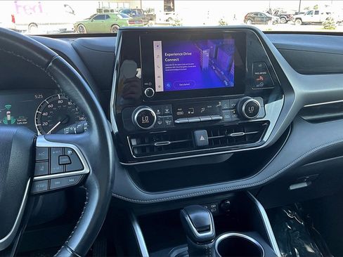 Used 2024 Toyota Highlander LE image 6