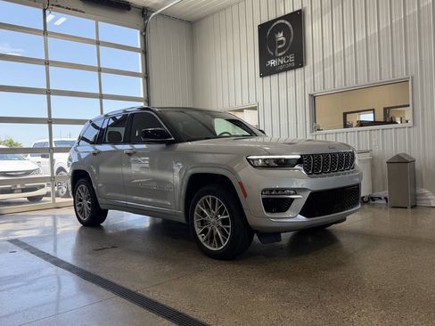 Used 2022 Jeep Grand Cherokee Summit w/ Luxury Tech Group V AWD/4WD image 14
