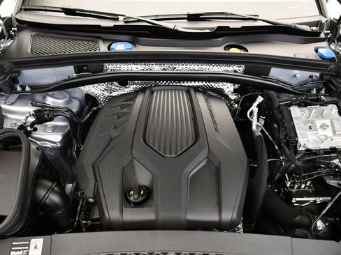 Certified 2026 Porsche Macan image 11