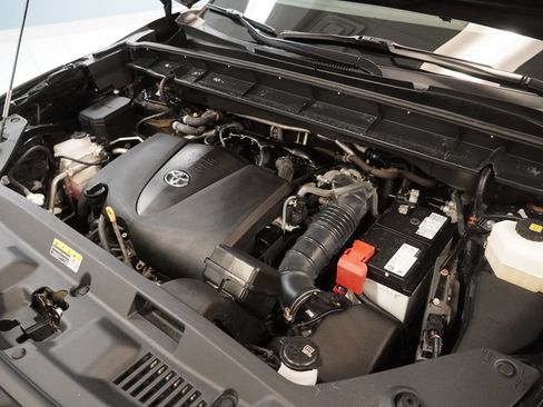 Used 2022 Toyota Highlander XLE AWD/4WD image 18