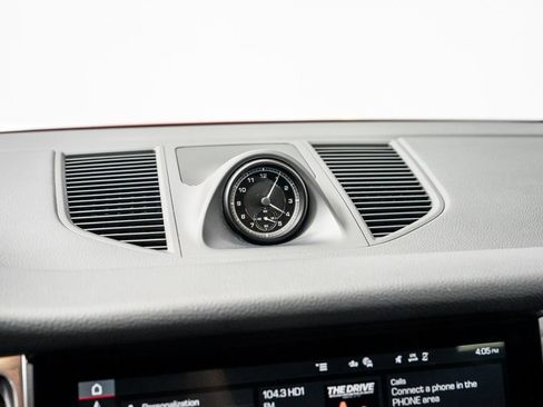 Used 2025 Porsche Macan AWD/4WD image 16