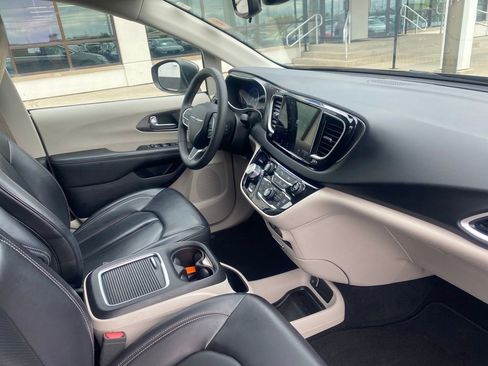 Used 2023 Chrysler Pacifica Touring-L FWD image 18