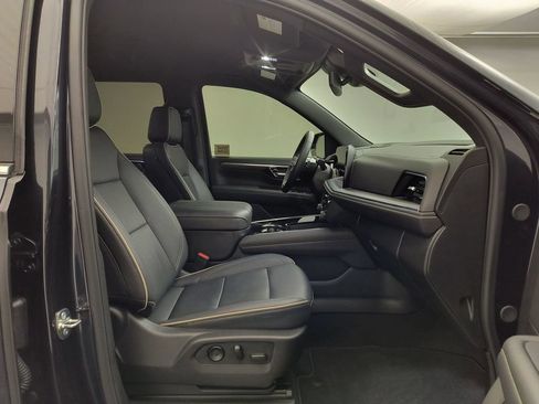 Used 2025 Chevrolet Tahoe Premier AWD/4WD image 30