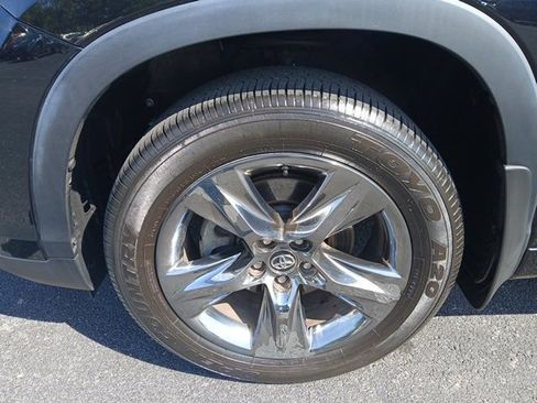 Used 2018 Toyota Highlander Limited Platinum image 2