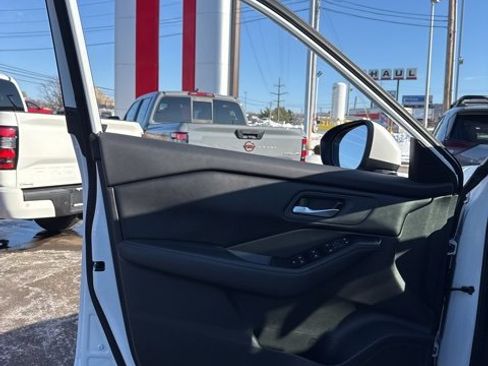 Certified 2025 Nissan Rogue SV image 9