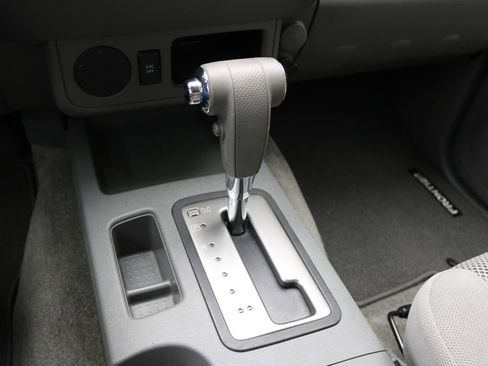 Used 2010 Nissan Frontier SE image 21