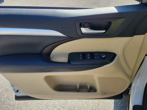 Used 2019 Toyota Highlander XLE FWD image 14