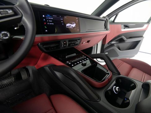 Certified 2025 Porsche Cayenne Coupe AWD/4WD image 26