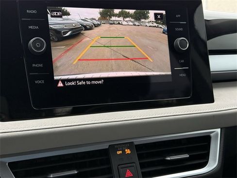 Certified 2025 Volkswagen Taos SE image 18