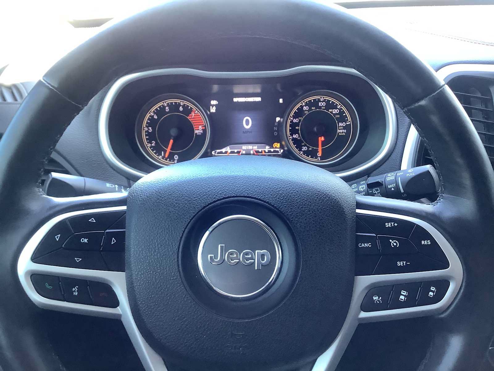 Used 2017 Jeep Cherokee Trailhawk AWD/4WD image 16