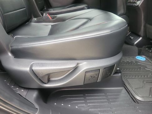 Used 2024 Toyota Highlander XLE FWD image 33