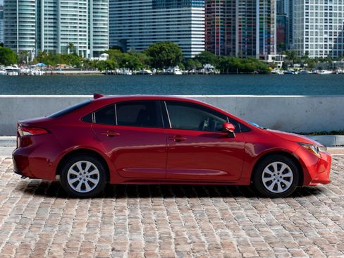 Used 2020 Toyota Corolla LE image 4