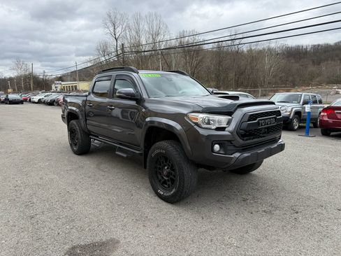 Used 2019 Toyota Tacoma TRD Sport image 3